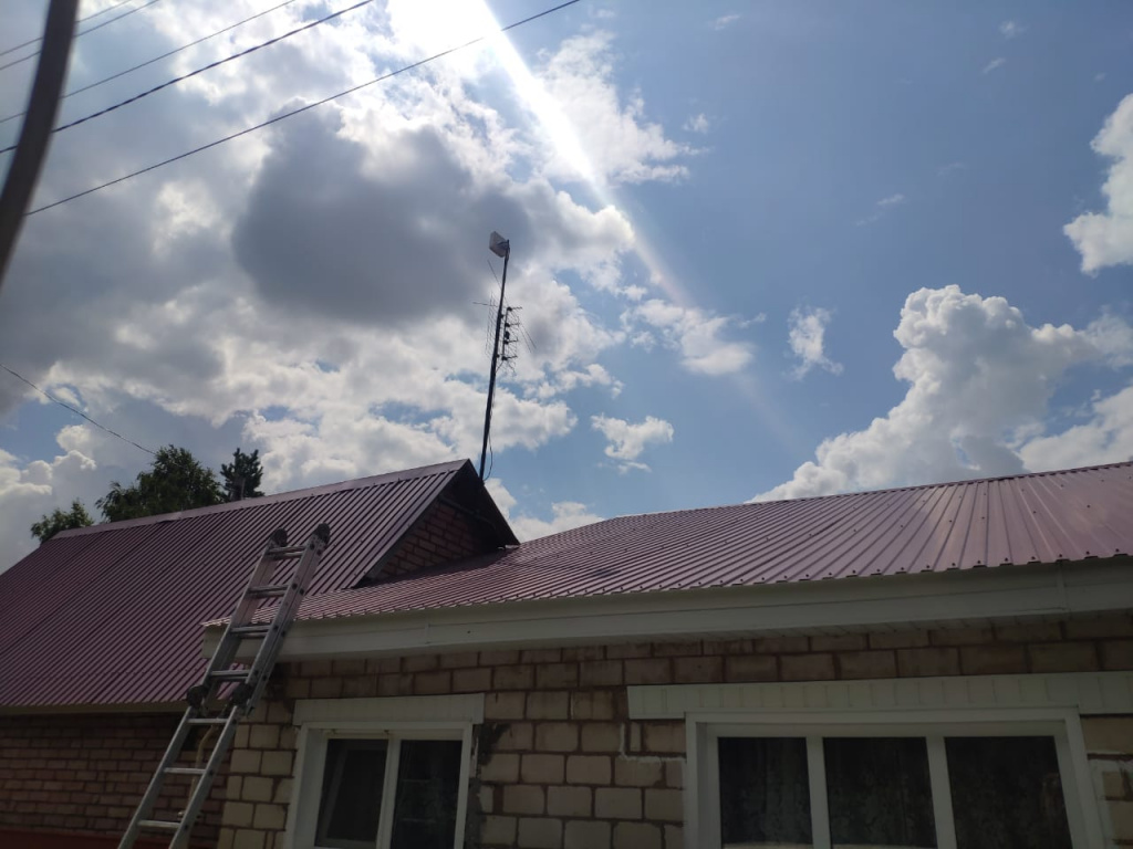 монтаж усилителя на крыше дома